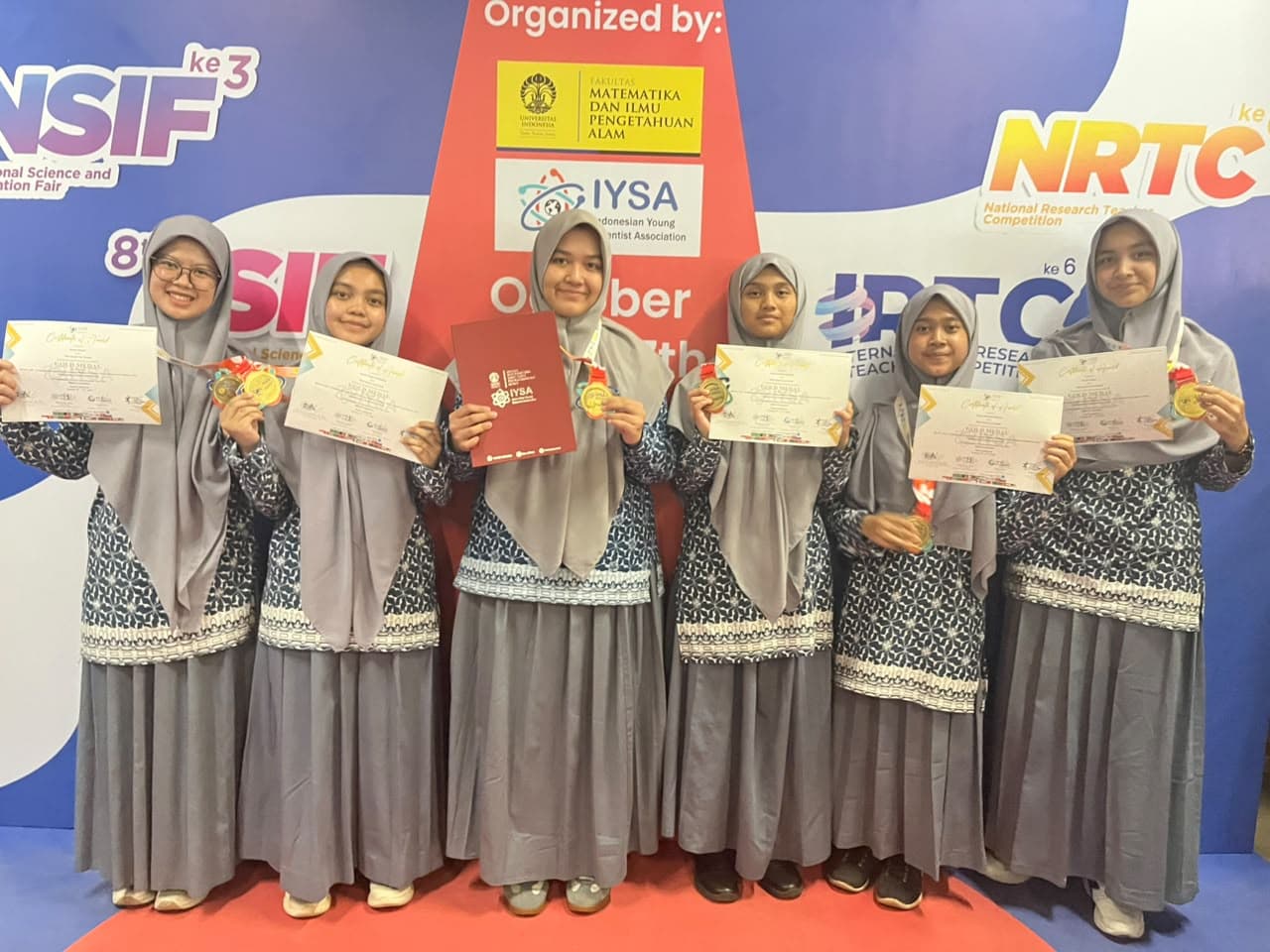 Tim Focentrix memegang medali emas dan sertifikat ISIF 2026 kategori Edukasi